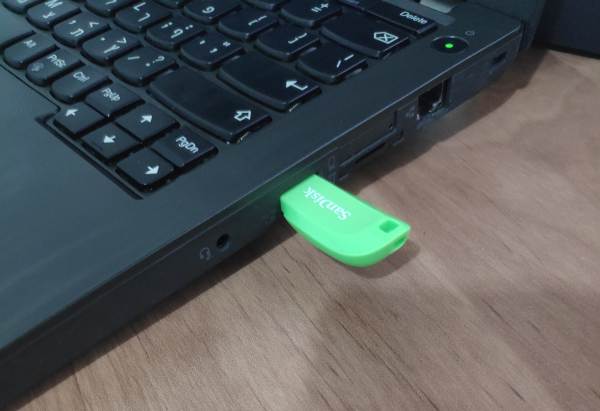נכניס דיסק USB לכונן המחשב